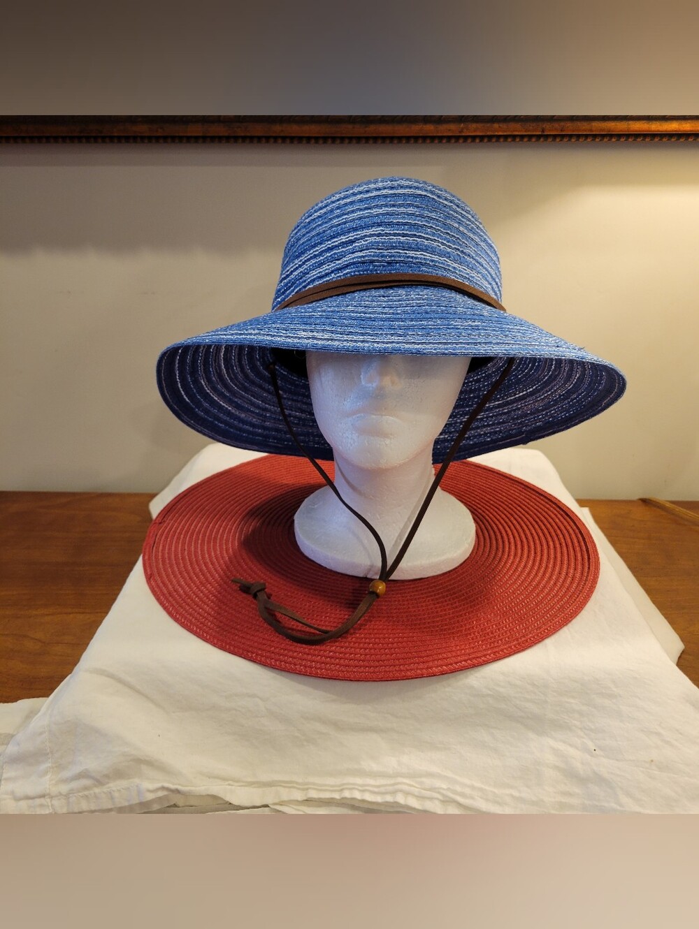 👒EUC~EDDIE BAUER Wide Brim Blue Straw Sun Hat with Chin Strap